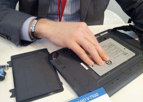 Tablette tactile Casio V-T500 : retirer la batterie